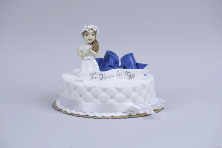 Tort komunijny z figurką