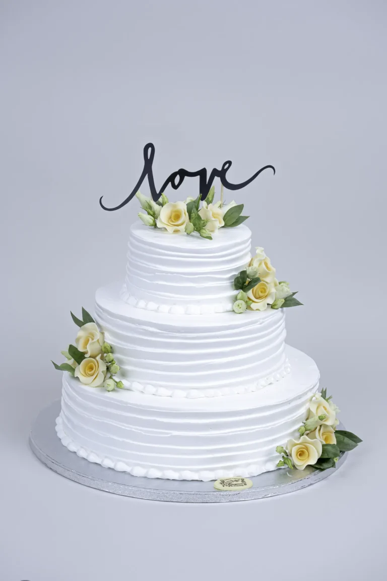 Tort weselny z topperem love