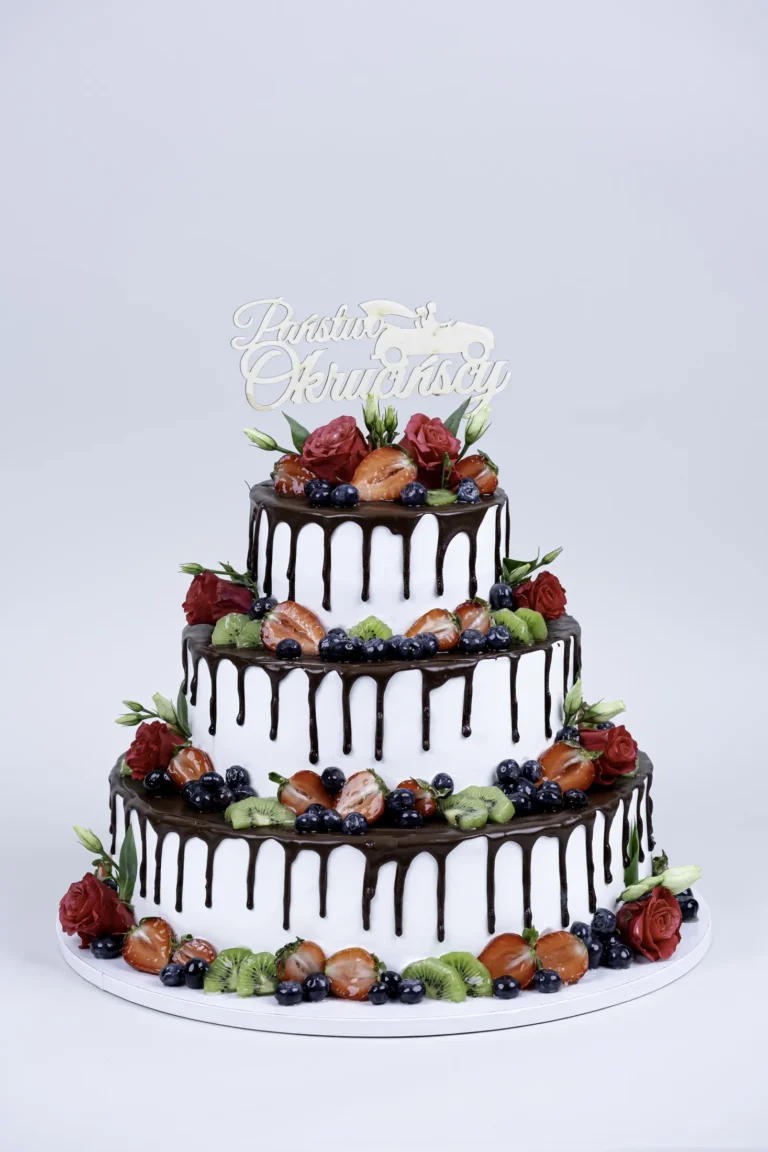 Tort weselny z soplami czekolady