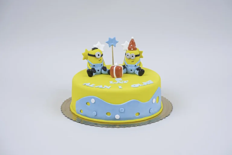 Tort minionki z figurkami