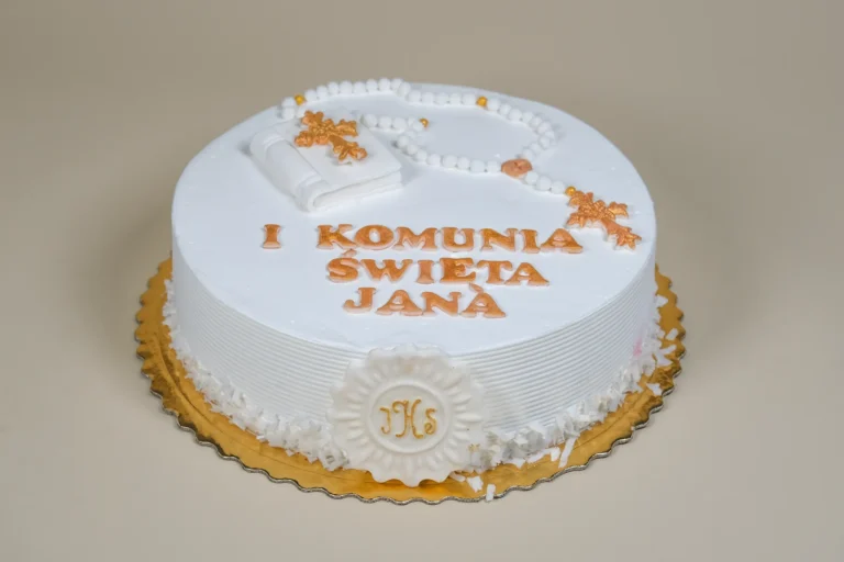 Tort komunijny z różańcem i książeczką