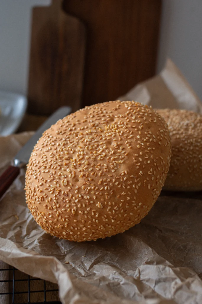bulka-hamburgerowa-z-sezamem